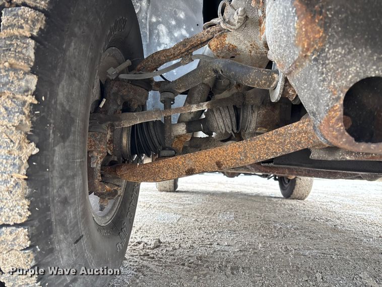 image for item FB3413 2004 Chevrolet Avalanche Crew Cab pickup truck