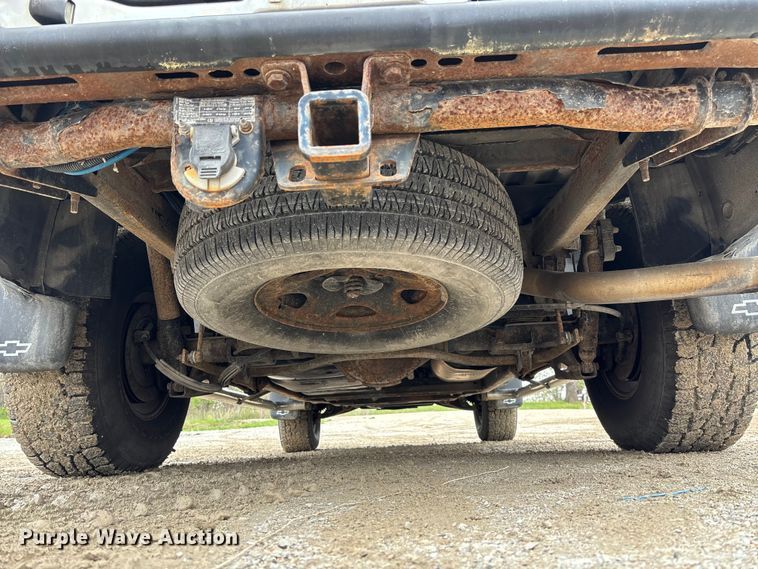 image for item FB3413 2004 Chevrolet Avalanche Crew Cab pickup truck