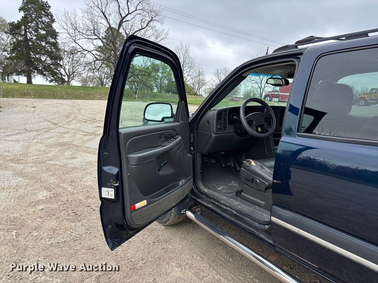 image for item FB3413 2004 Chevrolet Avalanche Crew Cab pickup truck