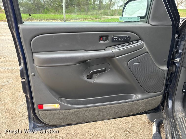 image for item FB3413 2004 Chevrolet Avalanche Crew Cab pickup truck