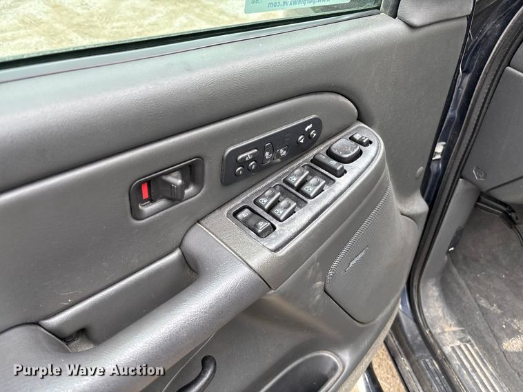 image for item FB3413 2004 Chevrolet Avalanche Crew Cab pickup truck