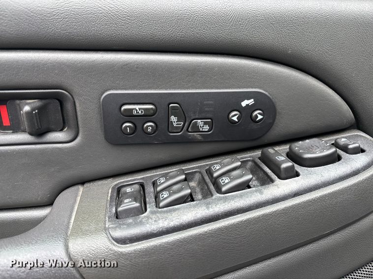 image for item FB3413 2004 Chevrolet Avalanche Crew Cab pickup truck