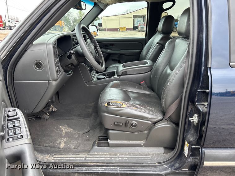 image for item FB3413 2004 Chevrolet Avalanche Crew Cab pickup truck