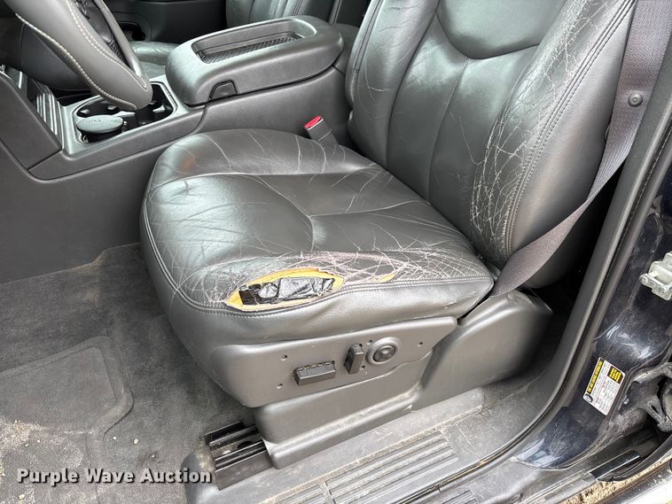 image for item FB3413 2004 Chevrolet Avalanche Crew Cab pickup truck