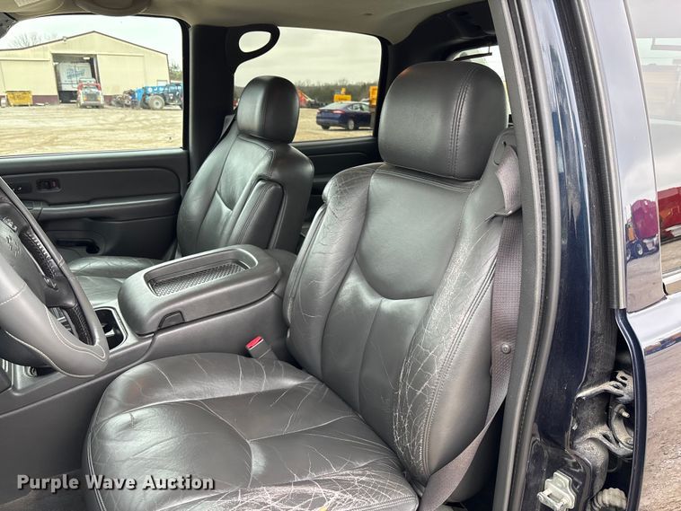 image for item FB3413 2004 Chevrolet Avalanche Crew Cab pickup truck
