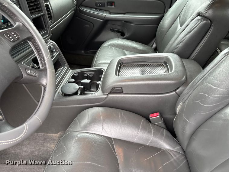 image for item FB3413 2004 Chevrolet Avalanche Crew Cab pickup truck