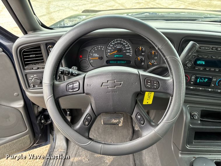 image for item FB3413 2004 Chevrolet Avalanche Crew Cab pickup truck