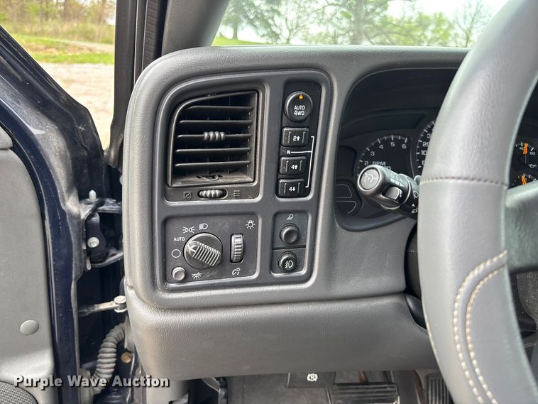 image for item FB3413 2004 Chevrolet Avalanche Crew Cab pickup truck
