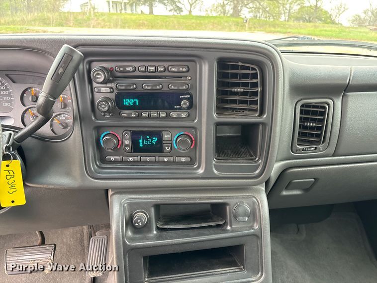 image for item FB3413 2004 Chevrolet Avalanche Crew Cab pickup truck