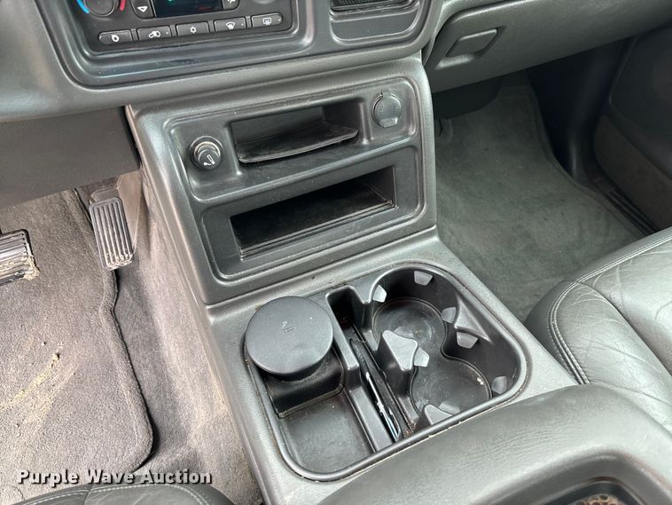 image for item FB3413 2004 Chevrolet Avalanche Crew Cab pickup truck