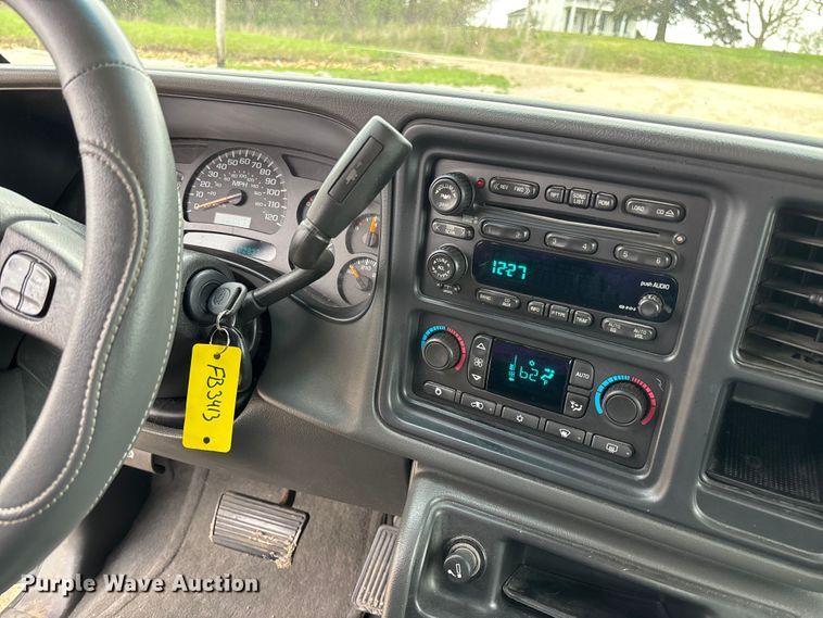 image for item FB3413 2004 Chevrolet Avalanche Crew Cab pickup truck