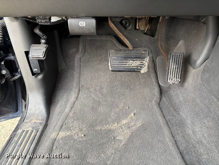 image for item FB3413 2004 Chevrolet Avalanche Crew Cab pickup truck