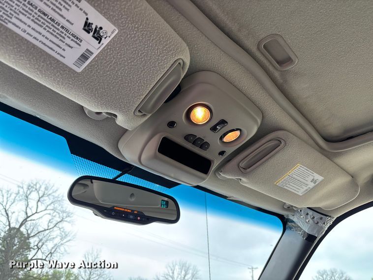 image for item FB3413 2004 Chevrolet Avalanche Crew Cab pickup truck