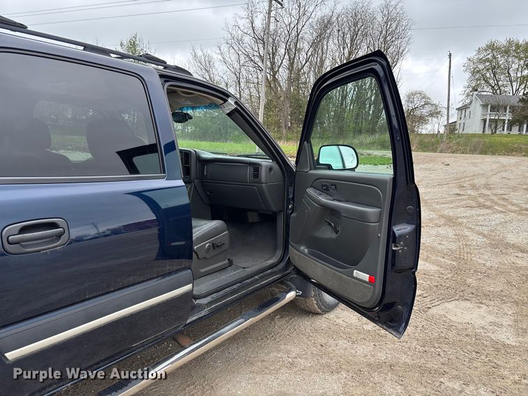 image for item FB3413 2004 Chevrolet Avalanche Crew Cab pickup truck