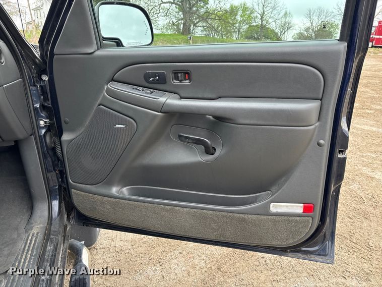 image for item FB3413 2004 Chevrolet Avalanche Crew Cab pickup truck