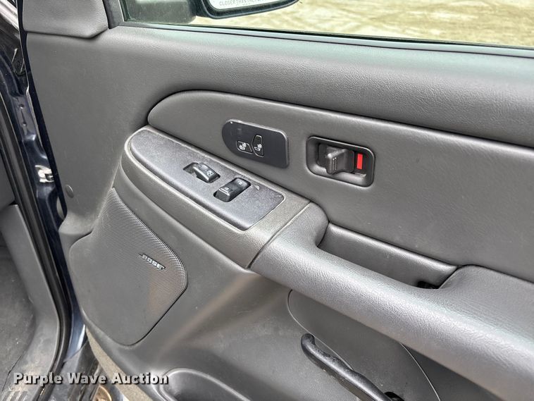 image for item FB3413 2004 Chevrolet Avalanche Crew Cab pickup truck