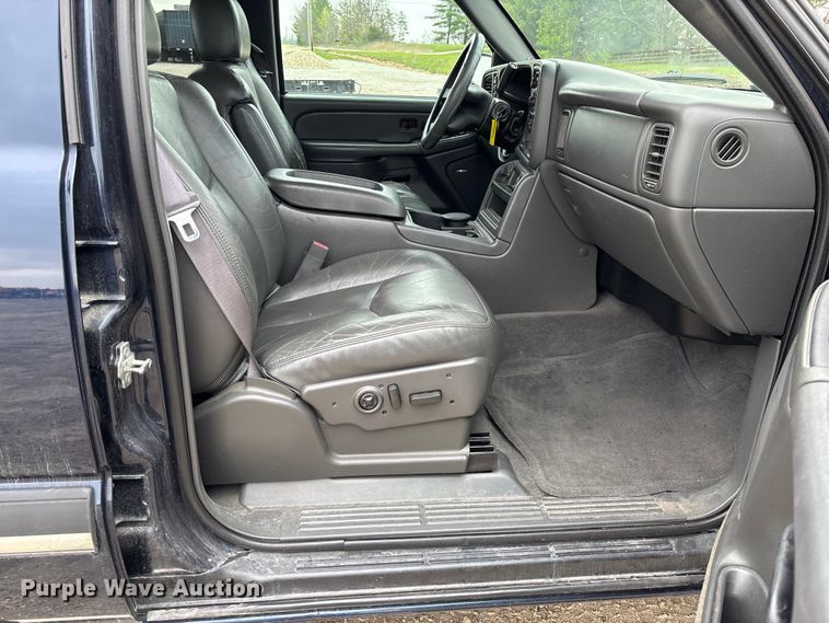 image for item FB3413 2004 Chevrolet Avalanche Crew Cab pickup truck