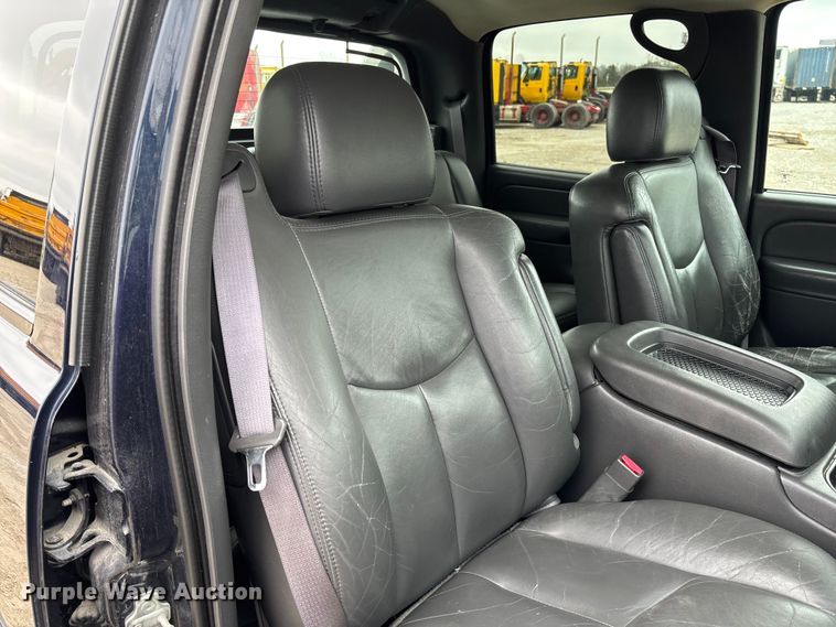 image for item FB3413 2004 Chevrolet Avalanche Crew Cab pickup truck