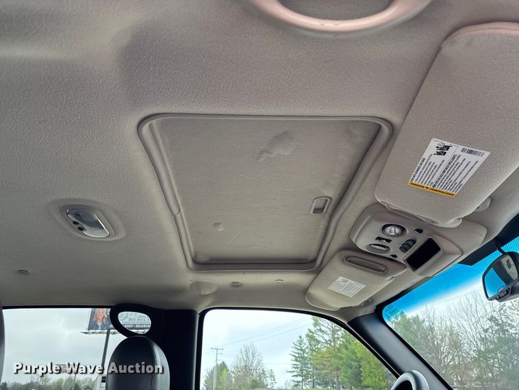 image for item FB3413 2004 Chevrolet Avalanche Crew Cab pickup truck