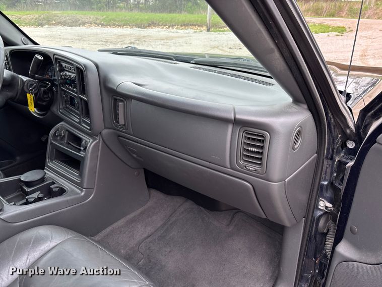 image for item FB3413 2004 Chevrolet Avalanche Crew Cab pickup truck