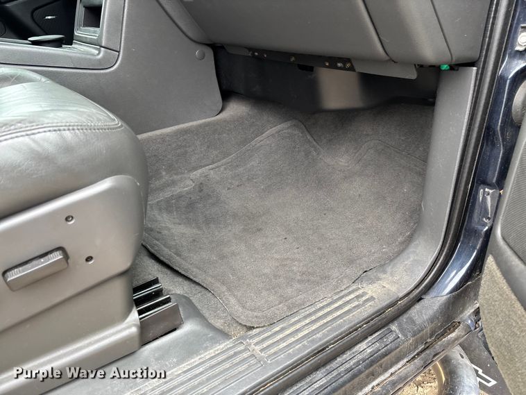 image for item FB3413 2004 Chevrolet Avalanche Crew Cab pickup truck