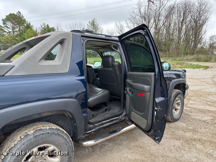 image for item FB3413 2004 Chevrolet Avalanche Crew Cab pickup truck