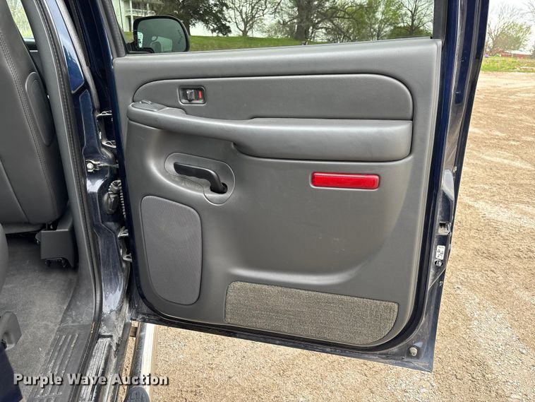 image for item FB3413 2004 Chevrolet Avalanche Crew Cab pickup truck