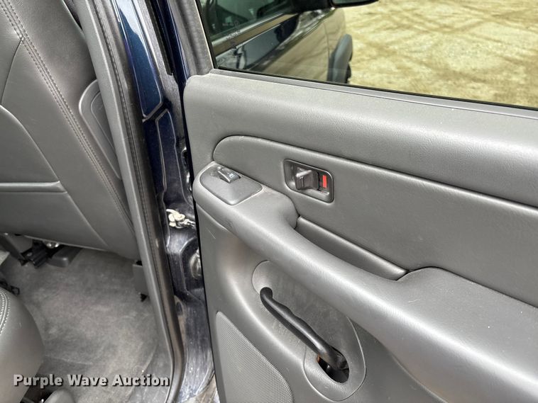 image for item FB3413 2004 Chevrolet Avalanche Crew Cab pickup truck