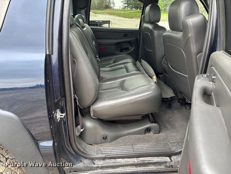 image for item FB3413 2004 Chevrolet Avalanche Crew Cab pickup truck