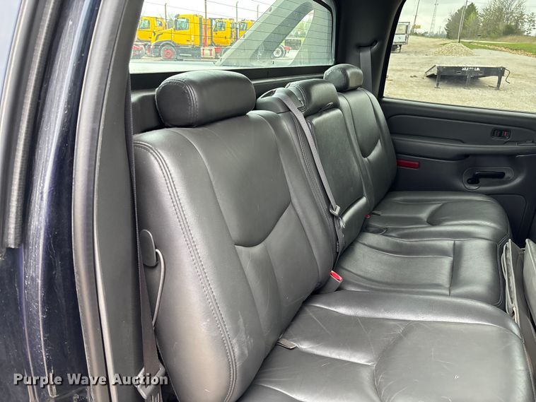image for item FB3413 2004 Chevrolet Avalanche Crew Cab pickup truck