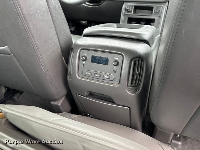 image for item FB3413 2004 Chevrolet Avalanche Crew Cab pickup truck