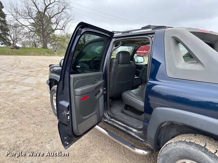 image for item FB3413 2004 Chevrolet Avalanche Crew Cab pickup truck