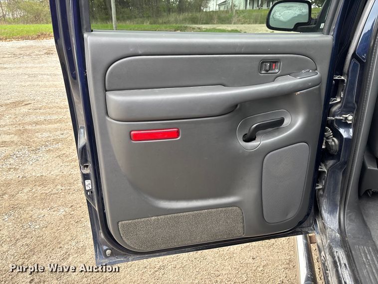image for item FB3413 2004 Chevrolet Avalanche Crew Cab pickup truck