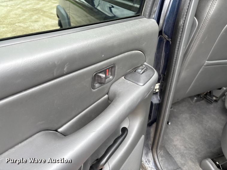 image for item FB3413 2004 Chevrolet Avalanche Crew Cab pickup truck