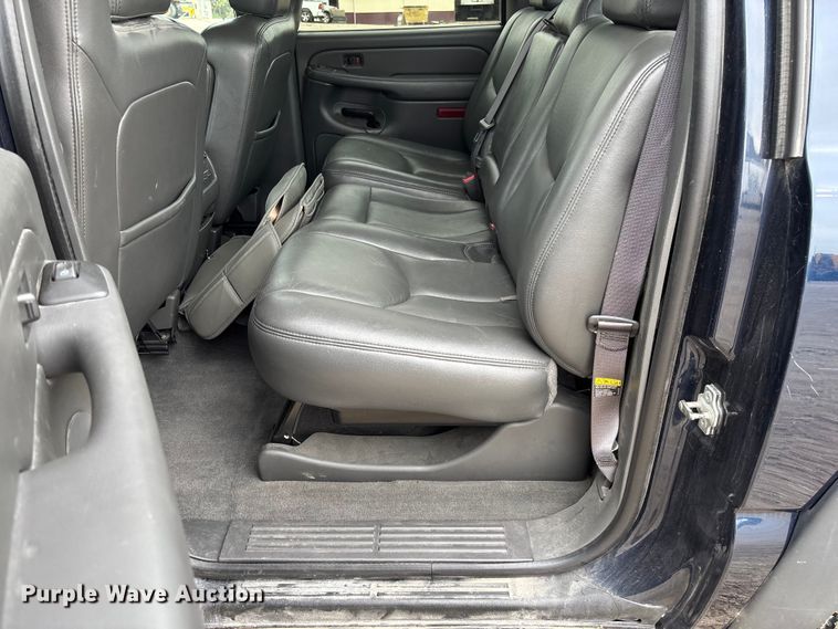 image for item FB3413 2004 Chevrolet Avalanche Crew Cab pickup truck