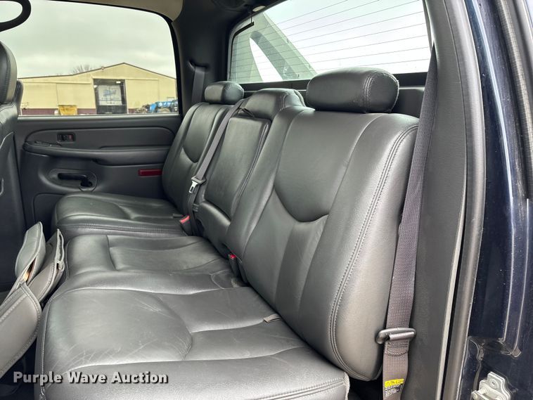 image for item FB3413 2004 Chevrolet Avalanche Crew Cab pickup truck