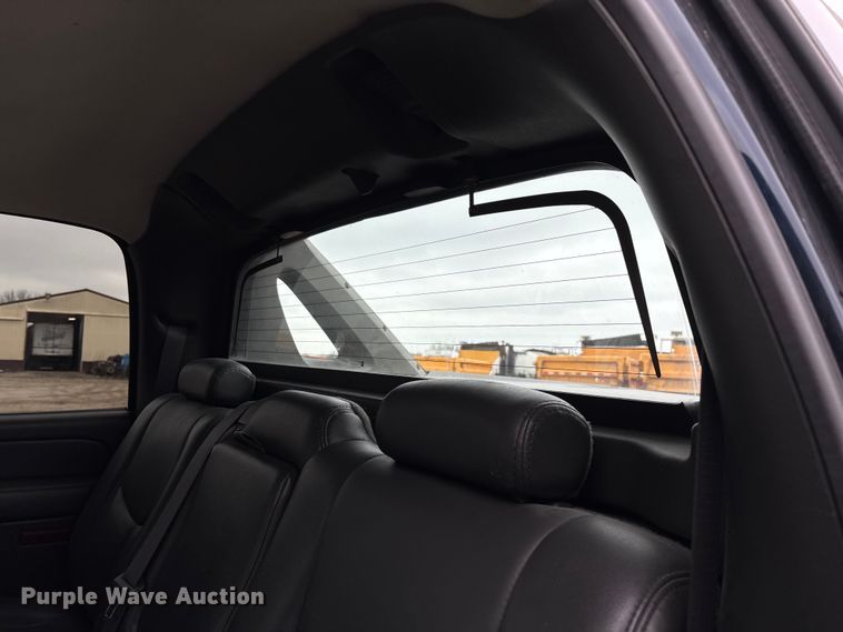 image for item FB3413 2004 Chevrolet Avalanche Crew Cab pickup truck