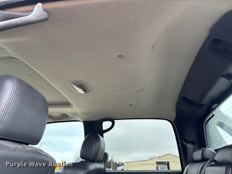 image for item FB3413 2004 Chevrolet Avalanche Crew Cab pickup truck