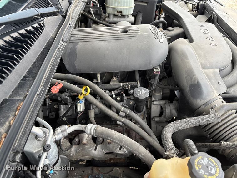 image for item FB3413 2004 Chevrolet Avalanche Crew Cab pickup truck