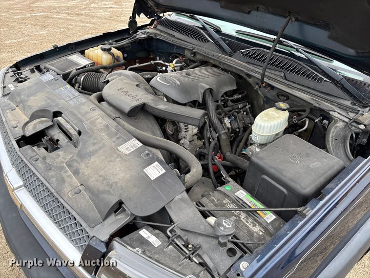 image for item FB3413 2004 Chevrolet Avalanche Crew Cab pickup truck