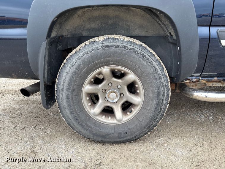 image for item FB3413 2004 Chevrolet Avalanche Crew Cab pickup truck