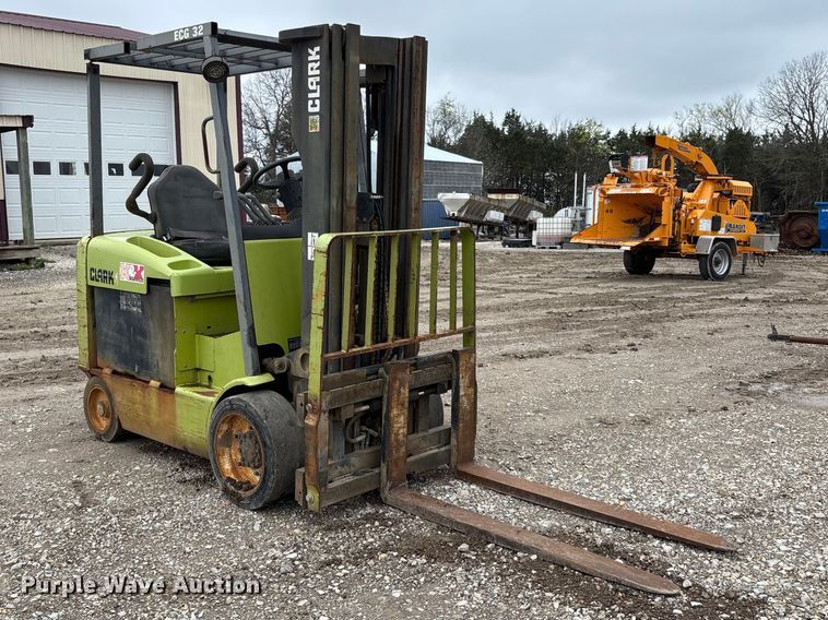 image for item FB3417 Clark ECG32 forklift