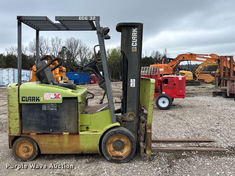 image for item FB3417 Clark ECG32 forklift