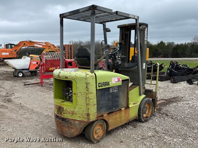 image for item FB3417 Clark ECG32 forklift