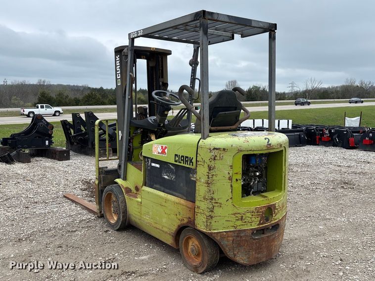 image for item FB3417 Clark ECG32 forklift