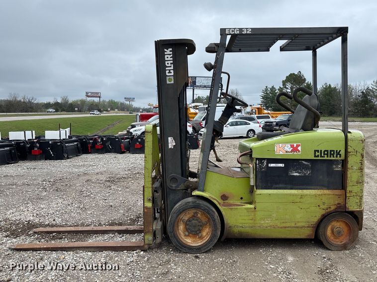 image for item FB3417 Clark ECG32 forklift