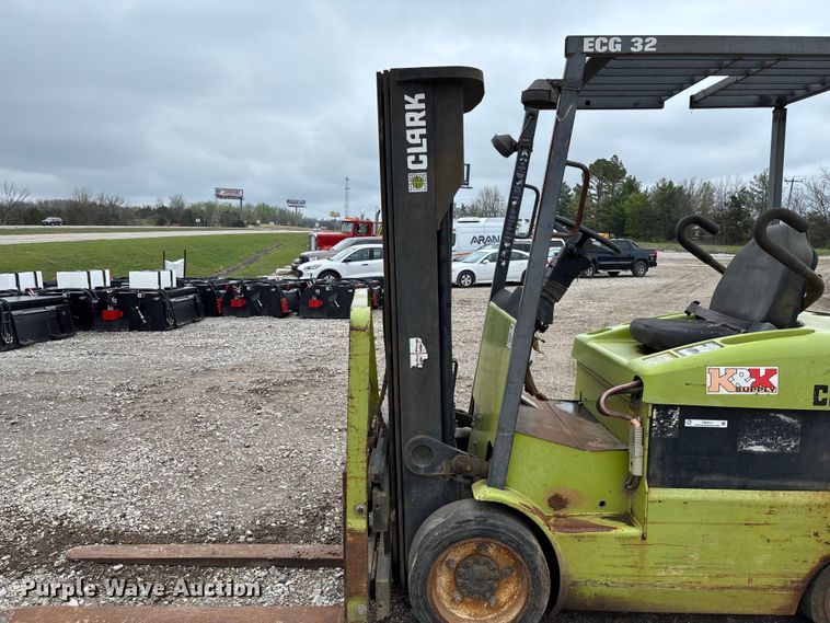 image for item FB3417 Clark ECG32 forklift