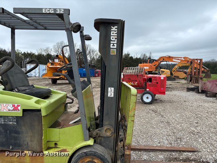 image for item FB3417 Clark ECG32 forklift