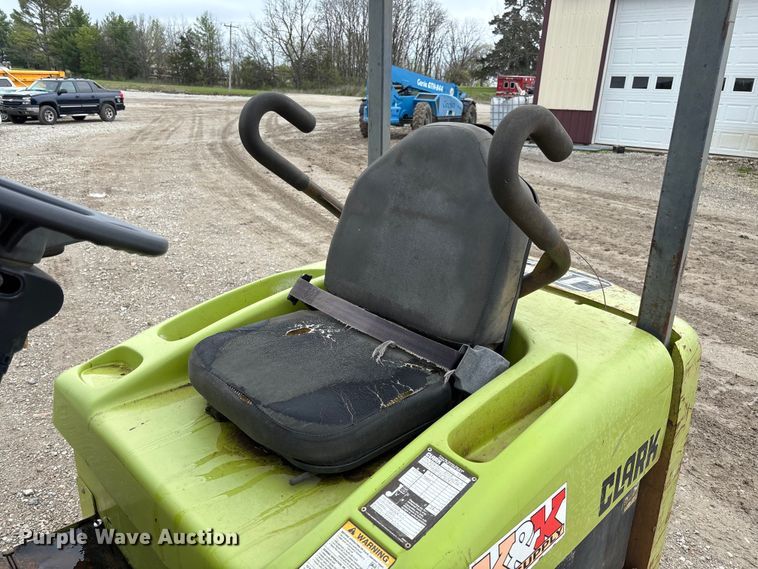 image for item FB3417 Clark ECG32 forklift