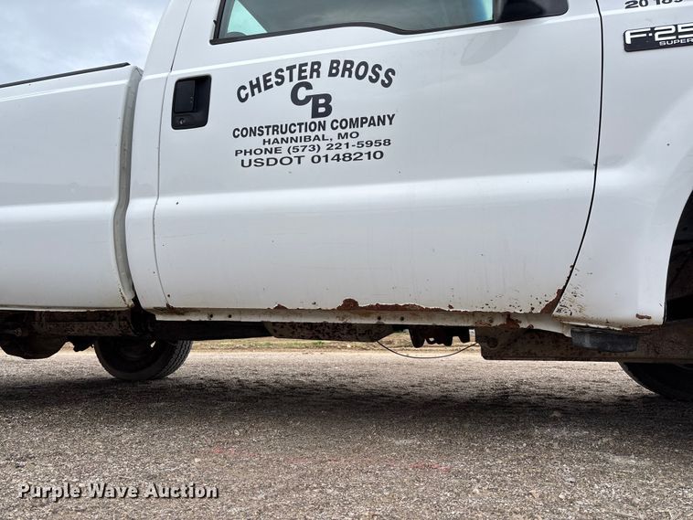 image for item FB3434 2004 Ford F250 Super Duty pickup truck